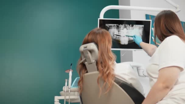 Läkaren Undersöker Röntgen Noggrant Och Visar Patienten Viktiga Detaljer Hennes — Stockvideo