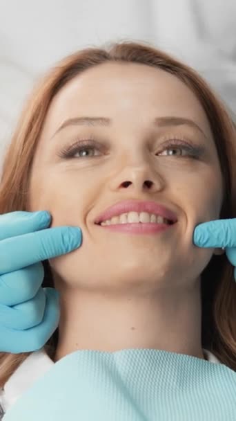 Žena Sedí Sebevědomě Zubním Křesle Věří Doktorovi Během Stomatologické Léčby — Stock video