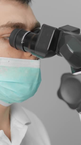 歯科クラウンとベニヤの生産中に 歯科医は顕微鏡を使用して患者の歯の構造を詳細に分析する 歯科専門クリニック 高品質の4K映像 — ストック動画