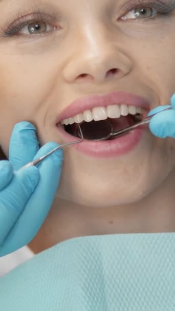 Tedaviyi Tamamladıktan Sonra Dişçi Kliniğinde Gördüğü Özenli Yetkin Tedavi Sayesinde — Stok video