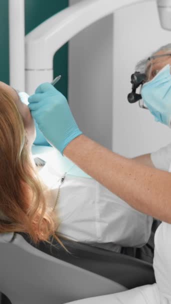 Der Zahnarztpraxis Verwenden Arzt Und Assistentin Moderne Geräte Und Techniken — Stockvideo