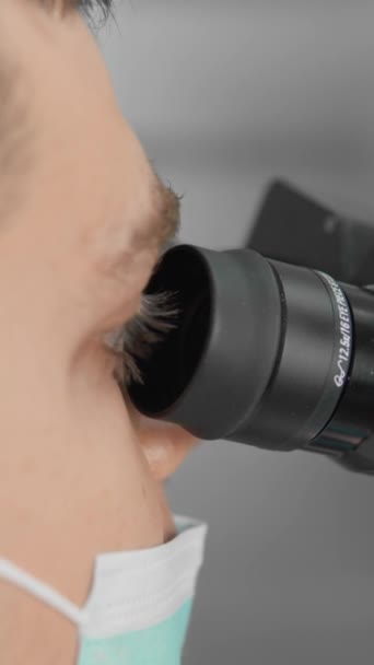 Tandläkare Använder Ett Dentalt Mikroskop För Att Utföra Exakta Och — Stockvideo