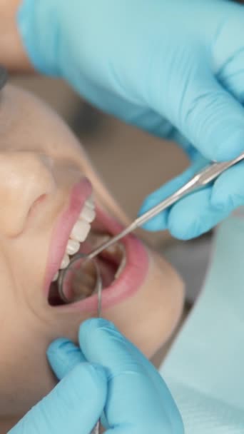 Consultorio Dental Una Mujer Siente Segura Cómoda Cuando Médico Proporciona — Vídeo de stock