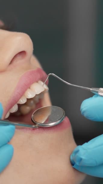 Uwagą Spokojem Kobieta Siedzi Krześle Dentystycznym Gdzie Lekarz Traktuje Swoje — Wideo stockowe