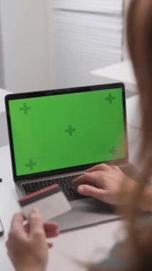 Krom anahtar monitörü yeşil ekran. Müşteri, rahat bir ofiste laptopunu kullanarak dikkatsizce alışveriş yapıyor. Çevrimiçi alışveriş daha da çekici ve kolay hale geliyor. Zererv konut ve dinlenme