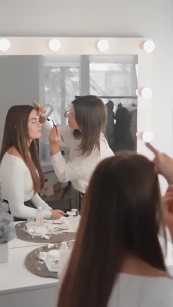 Video Vertikal Salon Kecantikan Kecantikan Ahli Kecantikan Melayani Klien Video — Stok Video