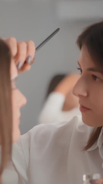 Спостерігайте Косметологом Який Визначає Красу Кожного Клієнта Допомогою Індивідуального Підходу — стокове відео