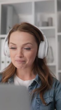Kulaklık takan modern bir kadın sanal iletişim için teknolojiyi etkin bir şekilde kullanır. Bilgisayarının ekranında webcam kullanarak canlı bir tartışma ya da eğitim kursu var. Yüksek kaliteli FullHD görüntüler