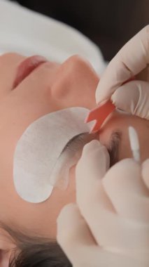 Bu büyüleyici videoda kırbaçlamanın gizemlerini keşfedin. Güzellik uzmanı işlemin tüm inceliklerini ve faydalarını gözler önüne seriyor. Bu da kirpiklerine inanılmaz bir hacim veriyor.