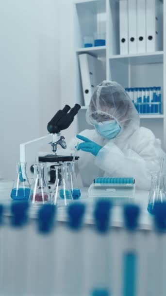 Bakteriolog Identyfikuje Mikroorganizmy Chorobotwórcze Opracowuje Metody Ich Zwalczania Medyczny Genetyk — Wideo stockowe