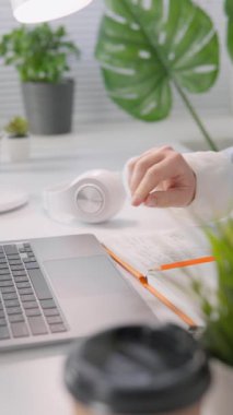 Bu videoda, genç bir kadın ev ofisinde dizüstü bilgisayarıyla çalışıyor. Enerjisi ve olumlu tavrı verimli bir iş ve hedeflere ulaşmak için elverişli bir ortam yaratıyor. Yüksek kalite FullHD