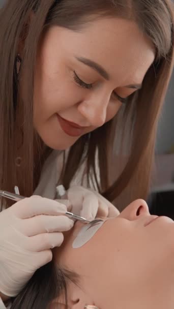 Video Beautician Shows His Professional Approach Eyelash Lamination Specialized Salon — Stock Video