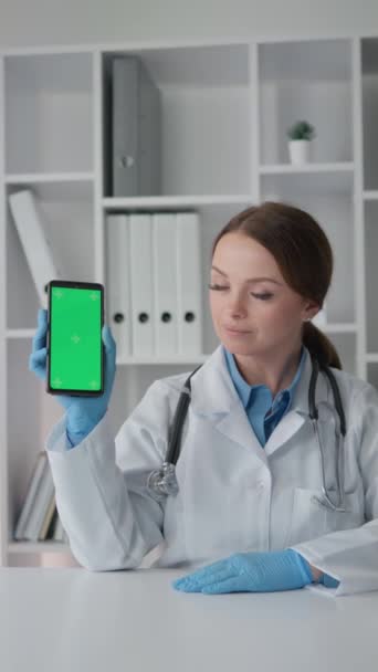 智能手机绿色屏幕着色键 医生的工作场所装饰成白色 配有现代家具 看上去舒适而专业 为提供医疗服务创造了有利条件 — 图库视频影像