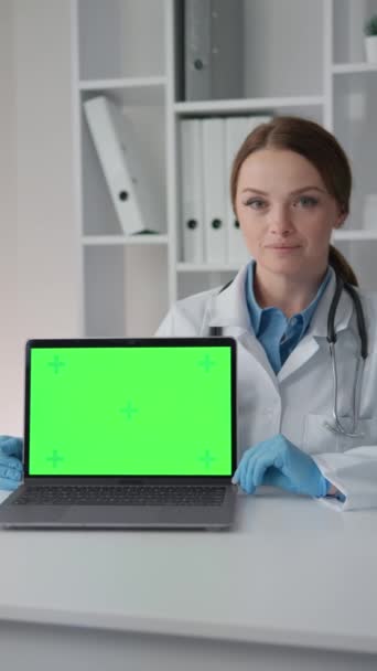 豊富な経験を持つ医師は オンラインサポートのための高度なコンピュータ技術を使用して 仮想相談や医学研究を行うために緑色のスクリーンクロマキーを使用しています 高品質のフルHd — ストック動画