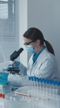 Bir tıbbi eczacı-analist etkin ve güvenli kullanımı için ilaçlardaki aktif maddelerin içeriğini kontrol eder. Bir laboratuvar asistanı deneylere yardım eder ve laboratuarı düzenli tutar. Yüksek