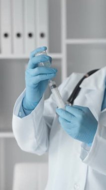 Bir doktor şırınganın içine bir ilaç çekmeye odaklanarak, tıbbi uygulamalara ve yüksek niteliklere dengeli bir yaklaşımı yansıtır. Yüksek kaliteli FullHD görüntüler