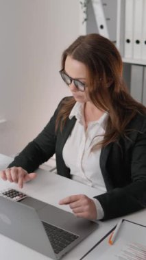 Başarılı bir iş kadını kariyerini yönetir ve işini modern ofis ortamında geliştirir. E-ticaret stratejilerinin genel görünümü: e-ticaretten etkili çevrimiçi pazarlamaya ve artmaya