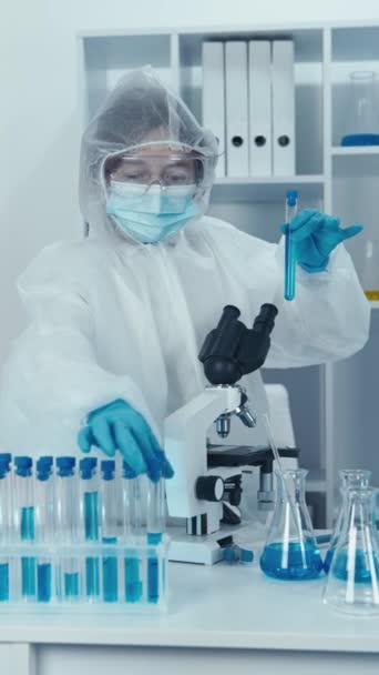 一位生物化学家分析样品以研究体内细胞中的化学过程 在实验室里 一位医学研究人员分析组织样本以找到新的疾病治疗方法 优质Fullhd — 图库视频影像
