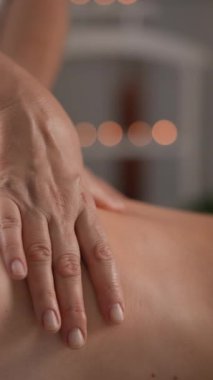 Yakın çekim sırt masajı sırasında kadın, masörlerin ellerinin dokuların derinliklerine nüfuz ettiğini hisseder, en sert kasları bile rahatlatır ve içsel rahatlama hissi verir. Yüksek kalite 4k görüntü