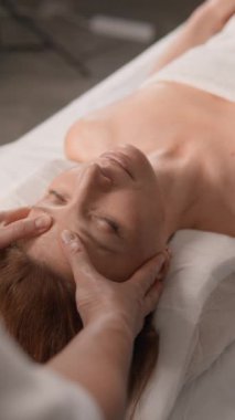 Videoda kaplıcadaki bir müşteriye kafa masajı yapan bir masöz var. Bir kadın masaj masasına uzanır ve iyileşmesine yardımcı olan bir tedaviden zevk alır ve günlük yaşamına ara verir.