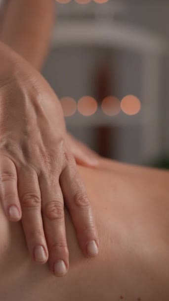 Podczas Masażu Pleców Bliska Kobieta Czuje Masażystki Przenikają Głęboko Tkanek — Wideo stockowe