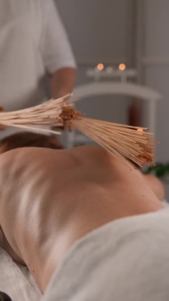 Massager Bamboe Bezem Vrouw Voelt Hoe Spanning Verdwijnt Onder Invloed — Stockvideo