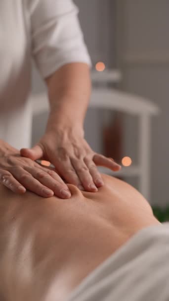 Die Massagetherapeutin Konzentriert Sich Auf Den Rücken Der Frau Und — Stockvideo