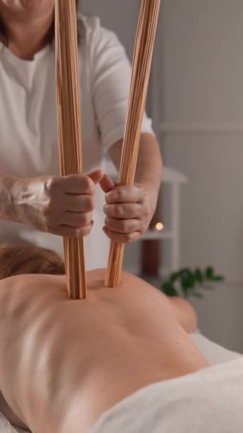 Das Video Zeigt Wie Sich Der Massagetherapeut Entlang Des Frauenrückens — Stockvideo