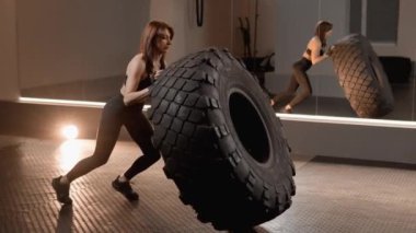 Sporun enerjisi ve güdüsü her hareketinde, her ders sağlıklı bir hayata ve aktif bir stile doğru bir adım haline geliyor. Atletik kadın antrenmanda güç, dayanıklılık ve azim gösteriyor.