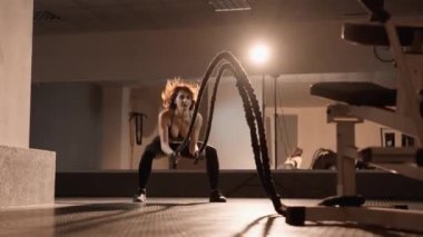Video, spor ipleri olan bir kadının vücuduna büyük bir dayanıklılık ve dayanıklılık göstererek atletik becerilerini ve vücut yapısını geliştirdiğini gösteriyor. Motive olmuş güzel bir sporcu. Yüksek kalite 4k