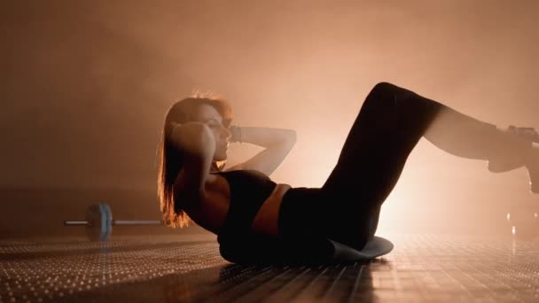 Zaciemnionej Siłowni Fitness Gdzie Kobieta Aktywnie Wykonuje Różnorodne Ćwiczenia Aby — Wideo stockowe