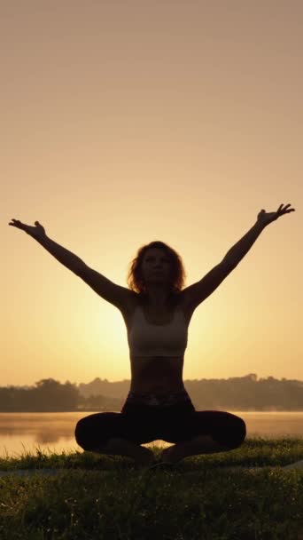 Una Donna Esegue Yoga Sullo Sfondo Dell Acqua Incarnando Flessibilità — Video Stock