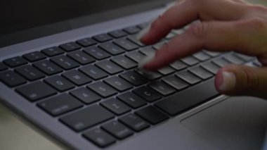 Dizüstü bilgisayarla çalışıyorum. Başarılı teknik proje: Bir mühendis, güçlü bir istikrar ve profesyonel yeterlilik göstererek bir rüzgar çiftliğini teftiş ediyor. Yüksek kalite 4k görüntü