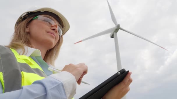 Dijital Tabletli Bir Mühendis Rüzgar Çiftliklerinde Güvenilir Verimli Çalışmalarını Sağlamak — Stok video