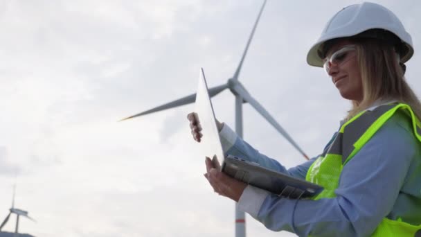 Een Vrouwelijke Ingenieur Observeert Werking Van Een Windturbine Bewaakt Productie — Stockvideo