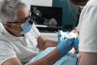 Bir diş asistanı sadece tedavi sürecinde onu desteklemekle kalmıyor, aynı zamanda hastaların rahatlığını da sağlıyor ve güven ve destek ortamı yaratıyor. Doktor ve asistanın takım çalışması.