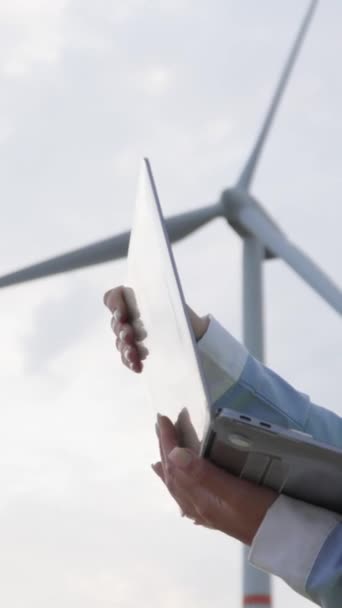 Женщина Инженер Наблюдает Работой Ветряной Турбины Контролируя Производство Зеленой Энергии — стоковое видео