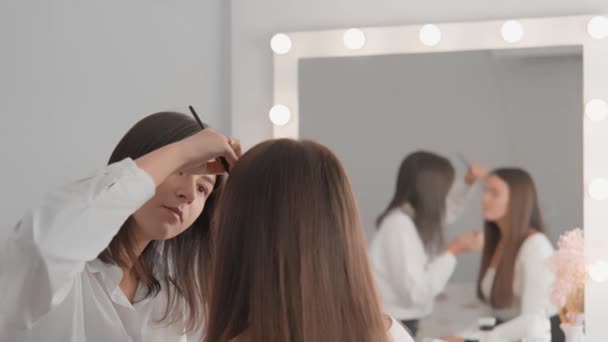 Sala Cosmetología Niña Recibe Procedimiento Laminación Cejas Para Darle Volumen — Vídeos de Stock