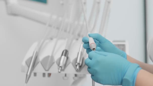 Dentiste Vérifie Soigneusement Prépare Tous Les Instruments Nécessaires Avant Commencer — Video