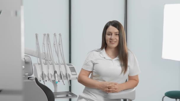 Con Espressione Benevolenza Fiducia Dentista Nello Studio Dentistico Guarda Macchina — Video Stock