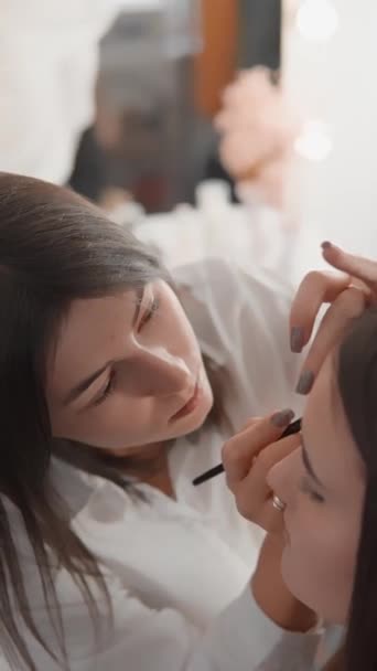 这个垂直的视频提供了对整直眉毛和使眉毛对称的化妆品过程的第一手观察 该工具的每一个动作都有独特的细节来实现 — 图库视频影像