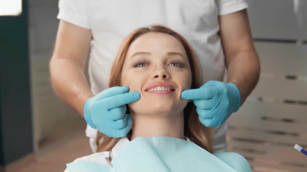 Bir Kadın Dişçi Koltuğuna Rahatça Oturur Diş Tedavisi Sırasında Doktora — Stok video