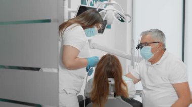 Diş hekimi ve asistanı, hastaya bireysel bir yaklaşım ve diş tedavisi sırasında yüksek standartlarda tıbbi bakım sağlayan dost bir ekip olarak çalışırlar. Yüksek kalite 4k görüntü