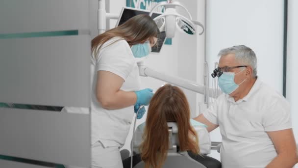 Tandläkaren Och Hans Assistent Arbetar Som Ett Vänligt Team Ger — Stockvideo