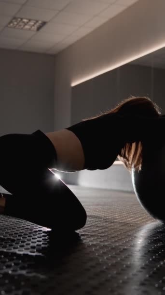 一个在体育馆里的女人带着一个皮球训练后正在休息 背光下的一个运动员画出美丽的身体轮廓 高质量的4K镜头 — 图库视频影像