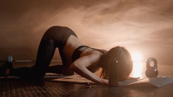 Die Fitnessstudio Präsentierte Frau Besticht Durch Schlanke Und Durchtrainierte Kurven — Stockvideo