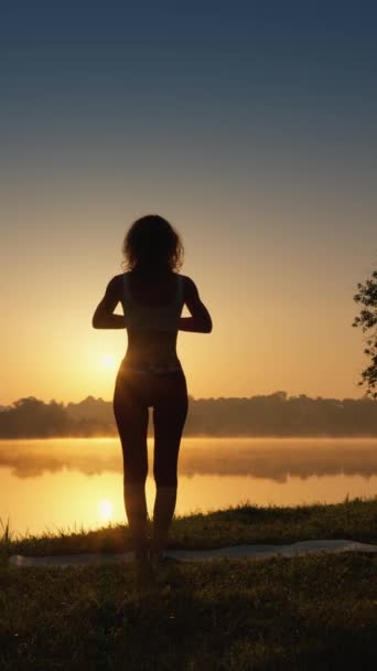 Junge Frau Macht Yoga Strand Während Sie Den Sonnenuntergang Beobachtet — Stockvideo