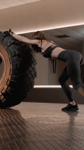 Sportovkyně Snaze Zlepšit Své Fyzické Schopnosti Sílu Soustředí Točení Těžkého — Stock video