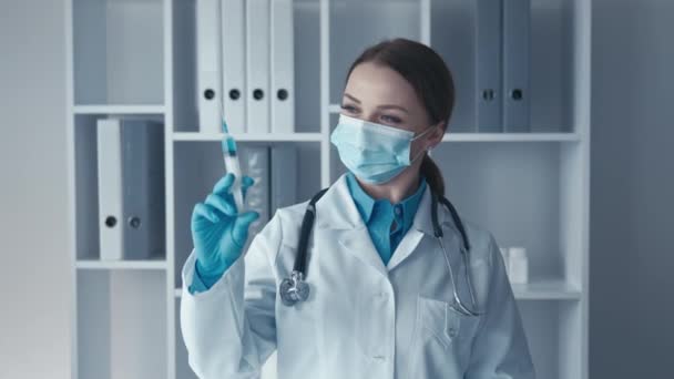 Laboratorieläkare Kvinna Använder Spruta För Att Undersöka Egenskaperna Hos Ett — Stockvideo