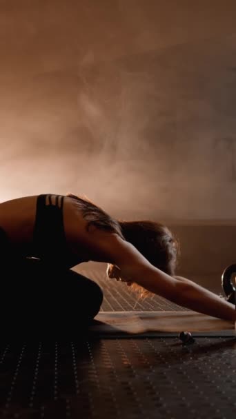 Die Frau Demonstriert Flexibilität Und Entspannung Einer Ruhigen Dunklen Umgebung — Stockvideo